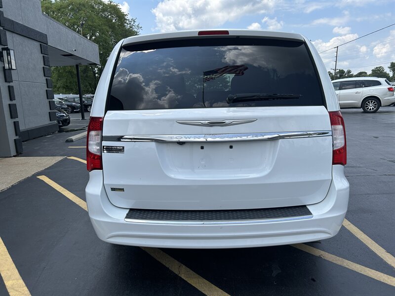 2014 Chrysler Town & Country Touring - Photo 7 - Fairview Heights, IL 62208