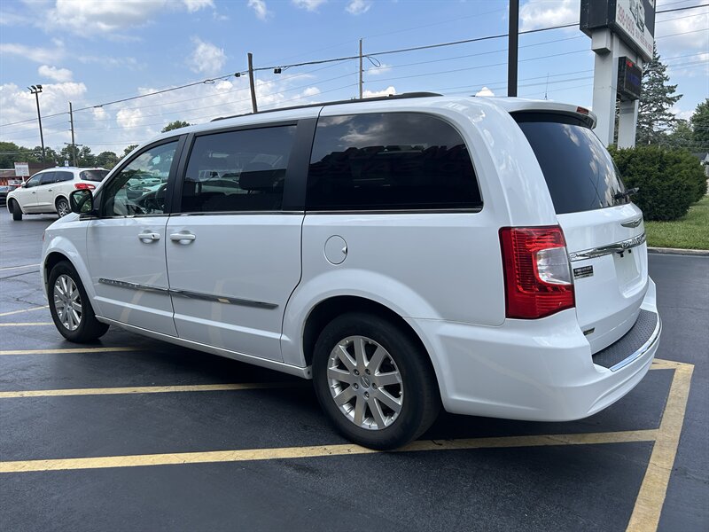2014 Chrysler Town & Country Touring - Photo 5 - Fairview Heights, IL 62208