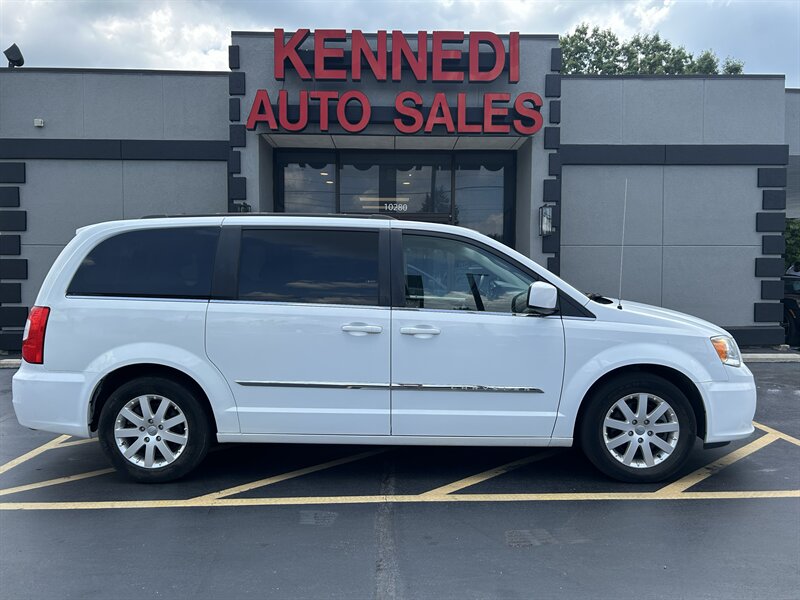 2014 Chrysler Town & Country Touring   - Photo 1 - Fairview Heights, IL 62208