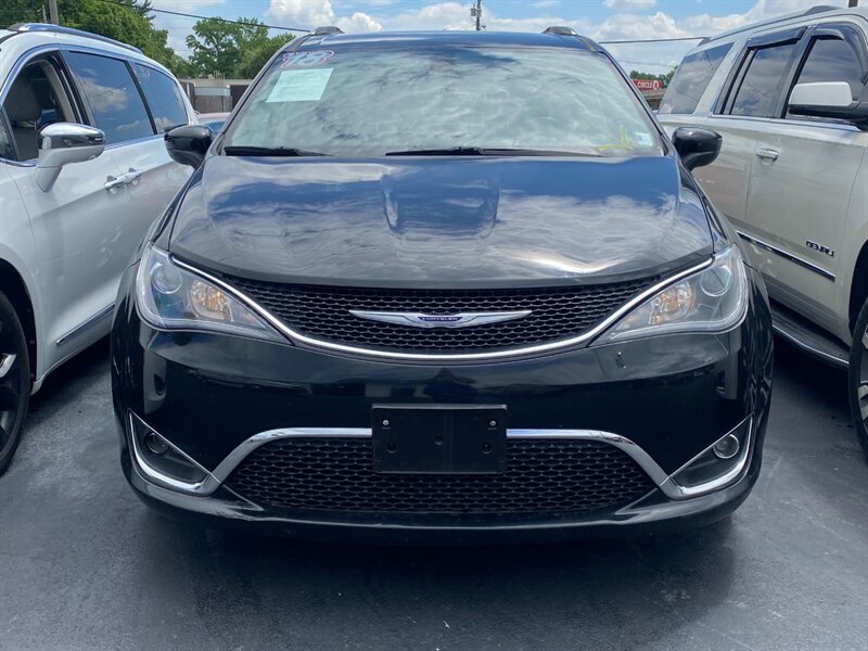 2018 Chrysler Pacifica Touring L   - Photo 1 - Belleville, IL 62226