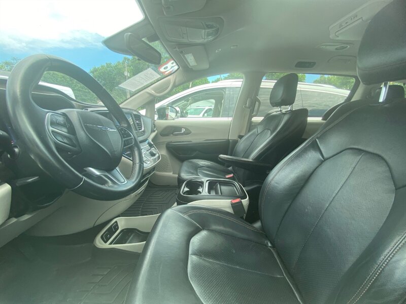 2018 Chrysler Pacifica Touring L - Photo 3 - Belleville, IL 62226
