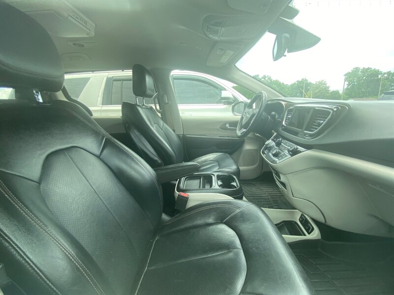 2018 Chrysler Pacifica Touring L - Photo 4 - Belleville, IL 62226