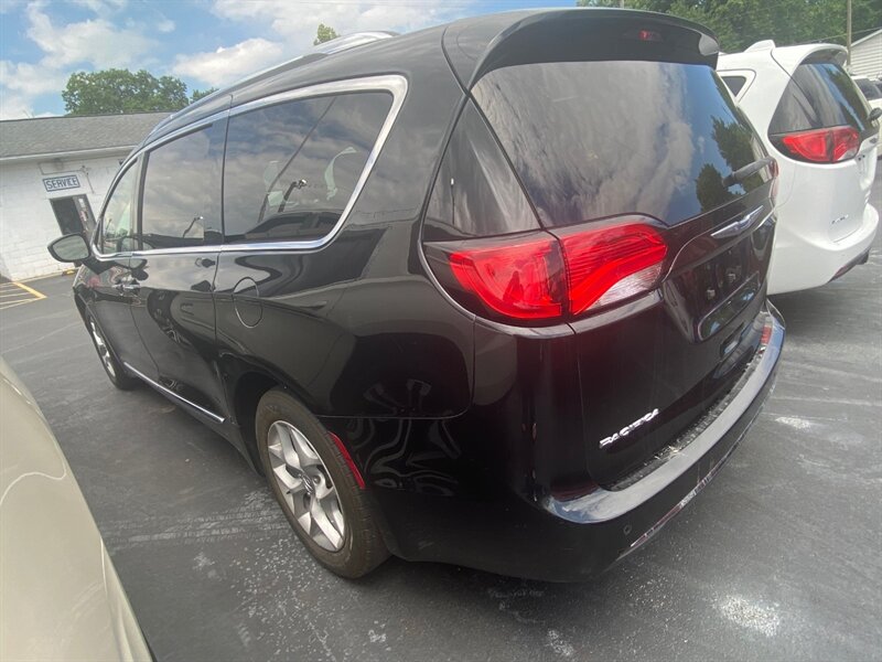 2018 Chrysler Pacifica Touring L - Photo 8 - Belleville, IL 62226