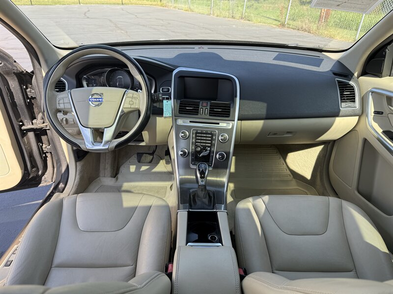 2015 Volvo XC60 T6 - Photo 11 - Cahokia, IL 62206