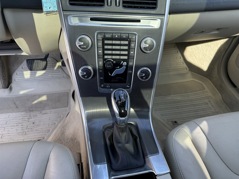 2015 Volvo XC60 T6 - Photo 14 - Cahokia, IL 62206