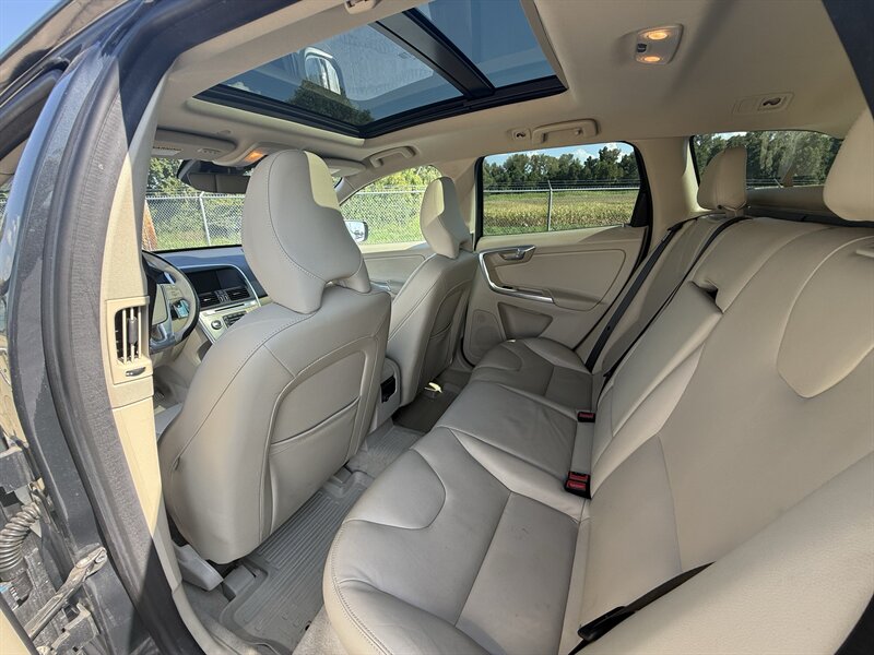 2015 Volvo XC60 T6 - Photo 10 - Cahokia, IL 62206