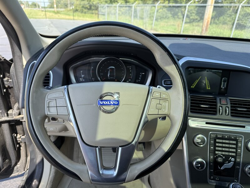 2015 Volvo XC60 T6 - Photo 12 - Cahokia, IL 62206