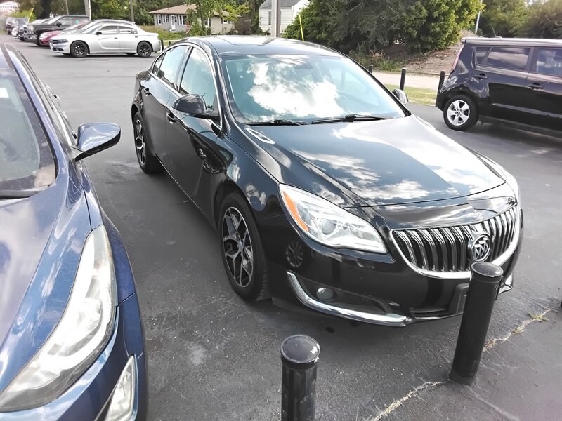 2017 Buick Regal Sport Touring - Photo 2 - Cahokia, IL 62206
