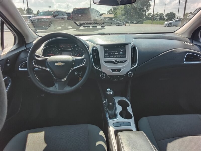 2017 Chevrolet Cruze LS Auto - Photo 5 - Cahokia, IL 62206