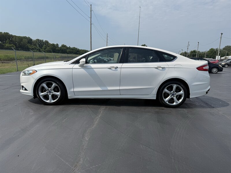 2013 Ford Fusion SE - Photo 2 - Cahokia, IL 62206