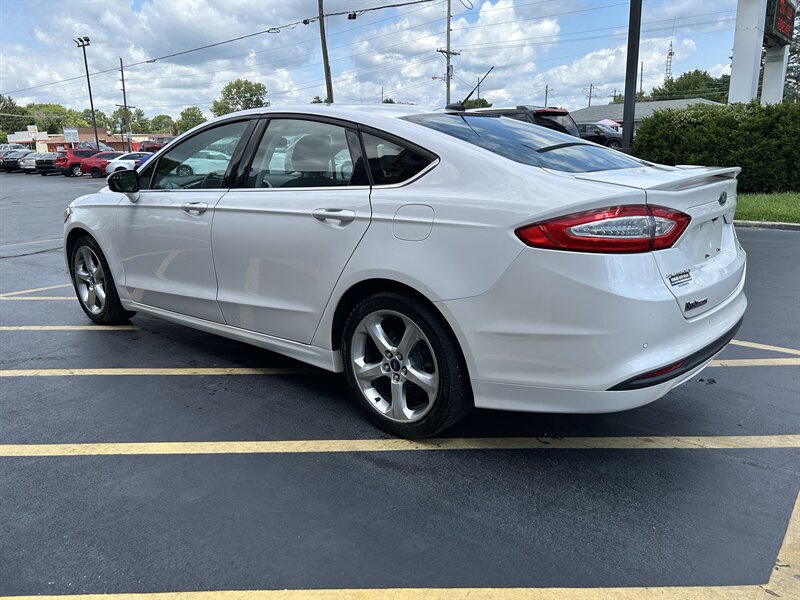 2016 Ford Fusion SE - Photo 5 - Fairview Heights, IL 62208