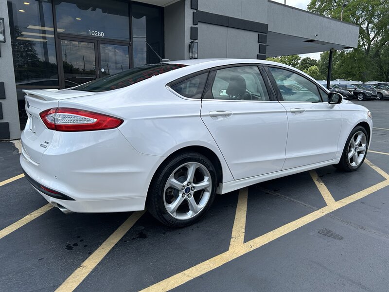 2016 Ford Fusion SE - Photo 4 - Fairview Heights, IL 62208