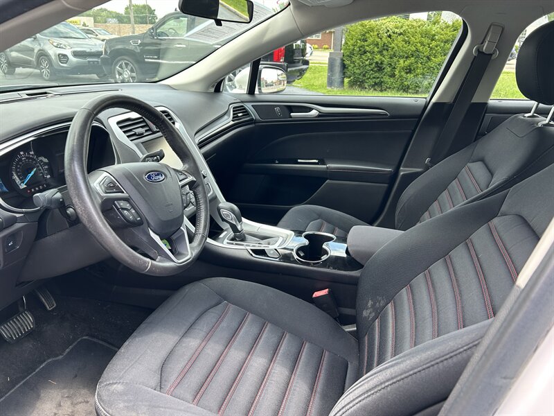 2016 Ford Fusion SE - Photo 8 - Fairview Heights, IL 62208