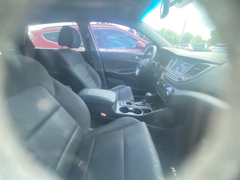 2016 Hyundai TUCSON SE - Photo 5 - Belleville, IL 62226