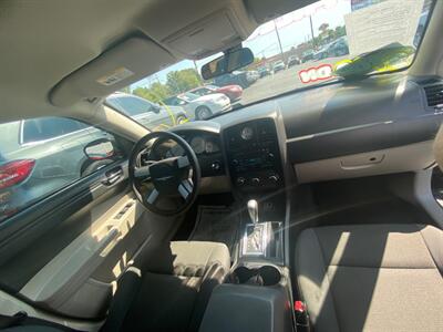 2007 Chrysler 300 Series   - Photo 8 - Belleville, IL 62226