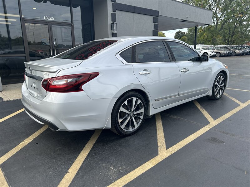 2017 Nissan Altima 2.5 - Photo 4 - Fairview Heights, IL 62208