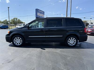 2016 Chrysler Town & Country Touring   - Photo 2 - Cahokia, IL 62206