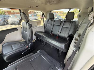 2016 Chrysler Town & Country Touring   - Photo 11 - Cahokia, IL 62206