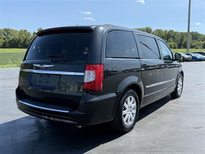 2016 Chrysler Town & Country Touring   - Photo 5 - Cahokia, IL 62206