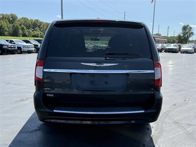 2016 Chrysler Town & Country Touring   - Photo 4 - Cahokia, IL 62206