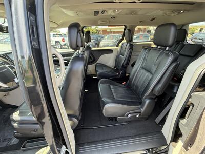 2016 Chrysler Town & Country Touring   - Photo 10 - Cahokia, IL 62206