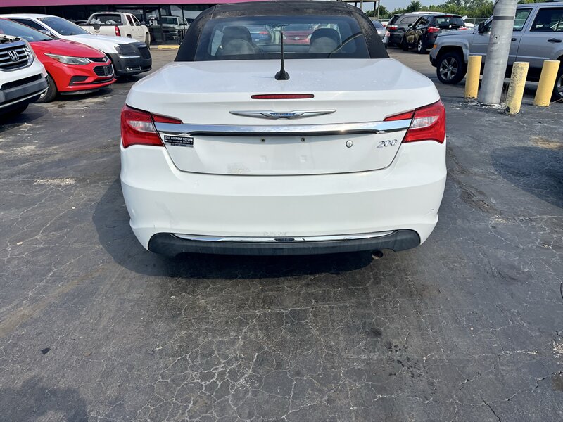 2012 Chrysler 200 Touring - Photo 4 - Cahokia, IL 62206