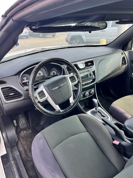 2012 Chrysler 200 Touring - Photo 6 - Cahokia, IL 62206