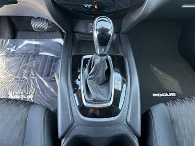 2017 Nissan Rogue SV AWD   - Photo 15 - Cahokia, IL 62206