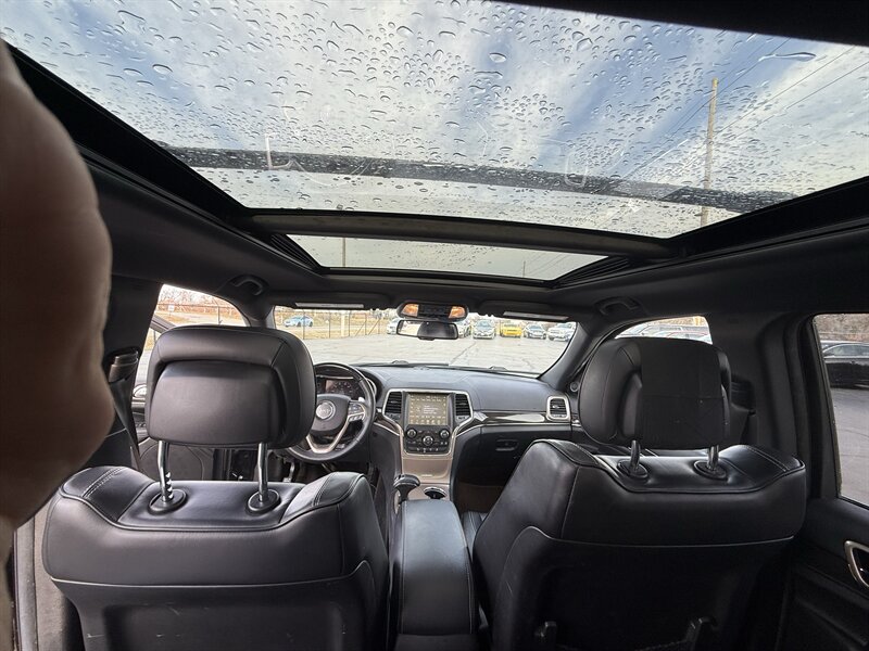 2015 Jeep Grand Cherokee Overland - Photo 12 - Cahokia, IL 62206