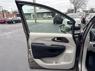 2018 Chrysler Pacifica Touring L - Photo 14 - Millstadt, IL 62260