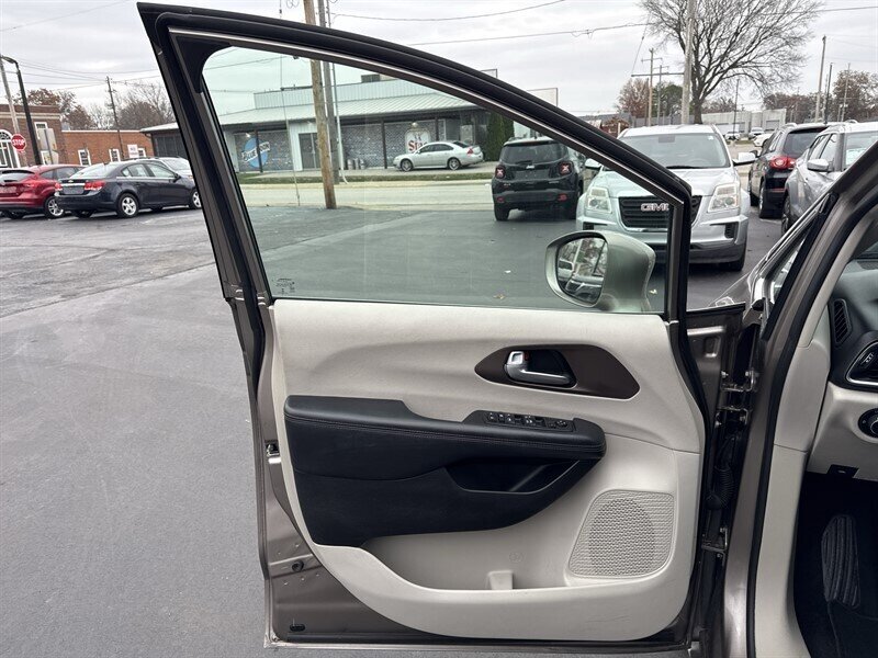 2018 Chrysler Pacifica Touring L - Photo 14 - Millstadt, IL 62260