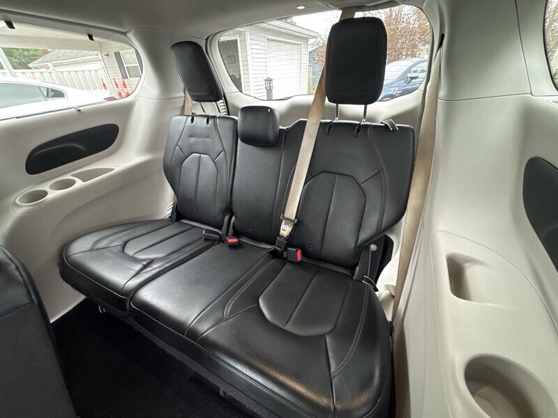 2018 Chrysler Pacifica Touring L - Photo 17 - Millstadt, IL 62260