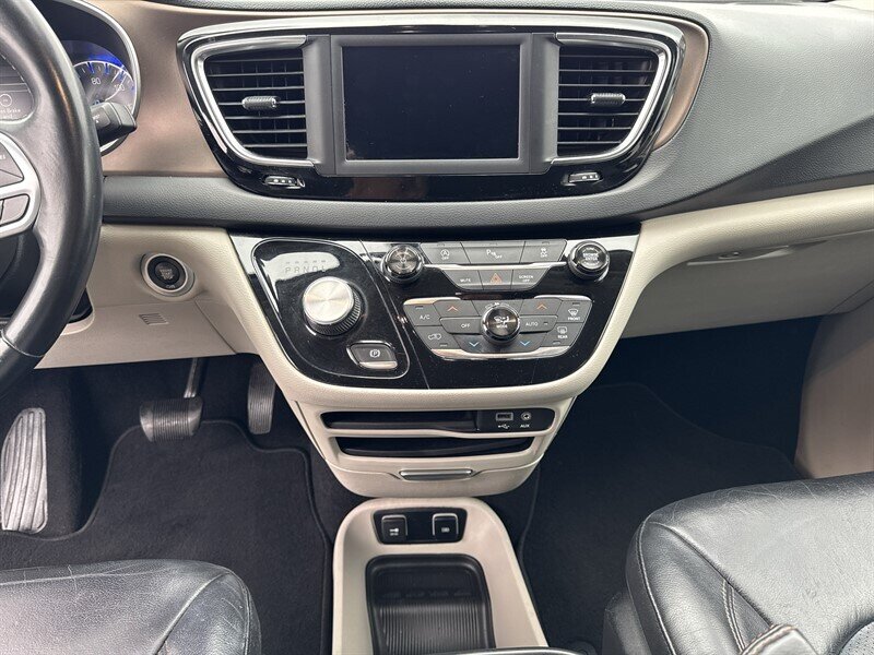 2018 Chrysler Pacifica Touring L - Photo 12 - Millstadt, IL 62260