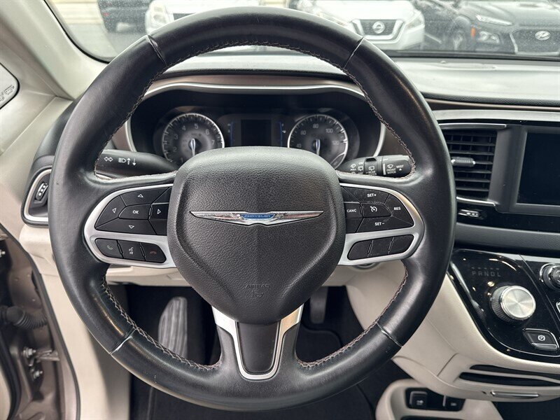 2018 Chrysler Pacifica Touring L - Photo 10 - Millstadt, IL 62260