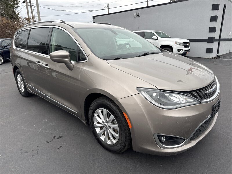 2018 Chrysler Pacifica Touring L's photo