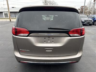 2018 Chrysler Pacifica Touring L   - Photo 8 - Millstadt, IL 62260