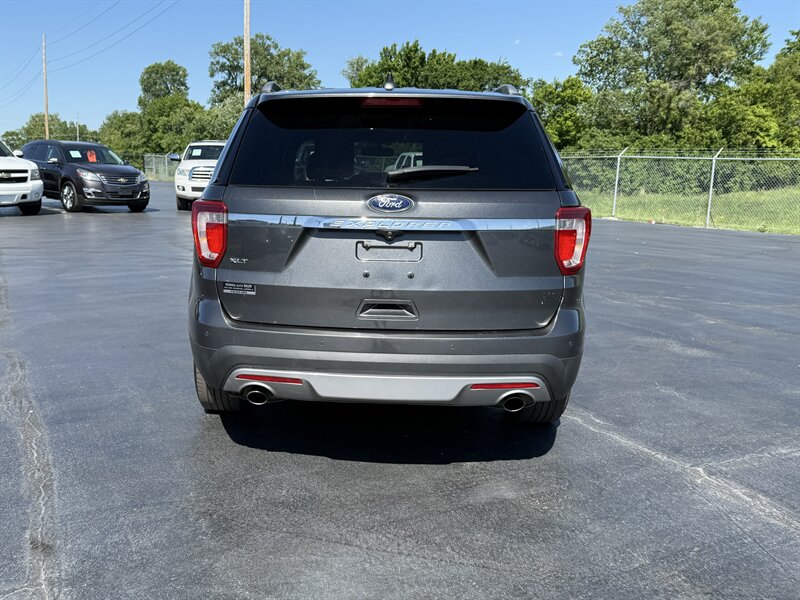 2017 Ford Explorer XLT - Photo 8 - Cahokia, IL 62206