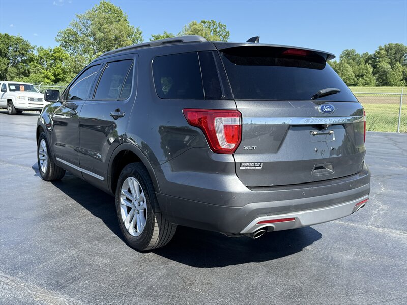2017 Ford Explorer XLT - Photo 7 - Cahokia, IL 62206