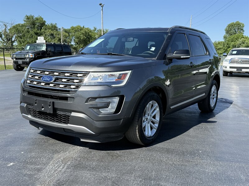 2017 Ford Explorer XLT   - Photo 1 - Cahokia, IL 62206