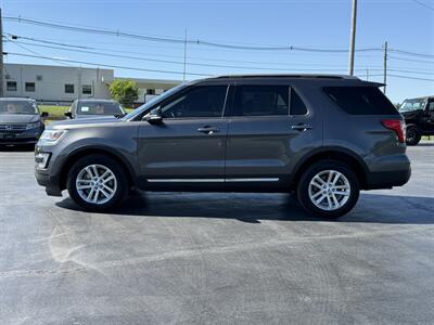 2017 Ford Explorer XLT - Photo 2 - Cahokia, IL 62206
