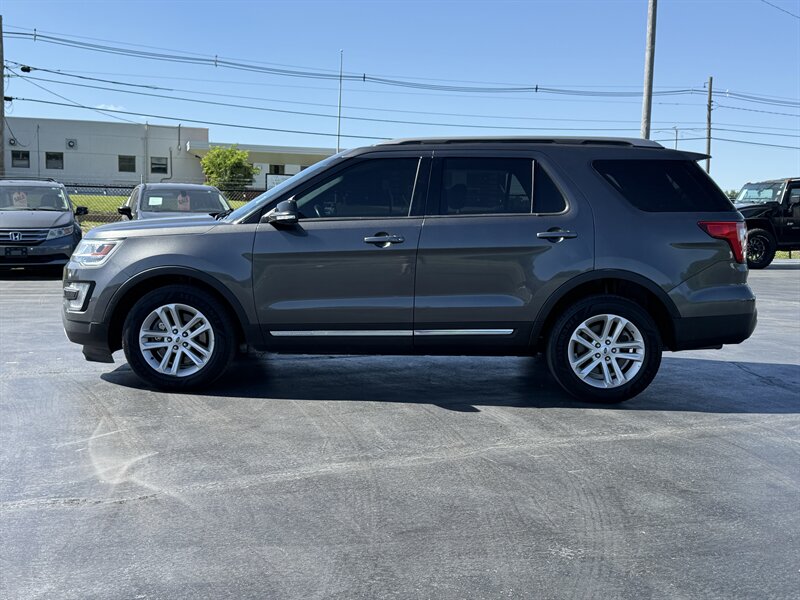 2017 Ford Explorer XLT - Photo 2 - Cahokia, IL 62206