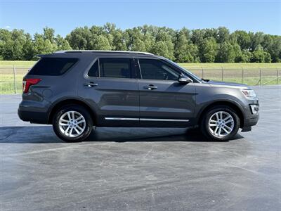 2017 Ford Explorer XLT - Photo 5 - Cahokia, IL 62206