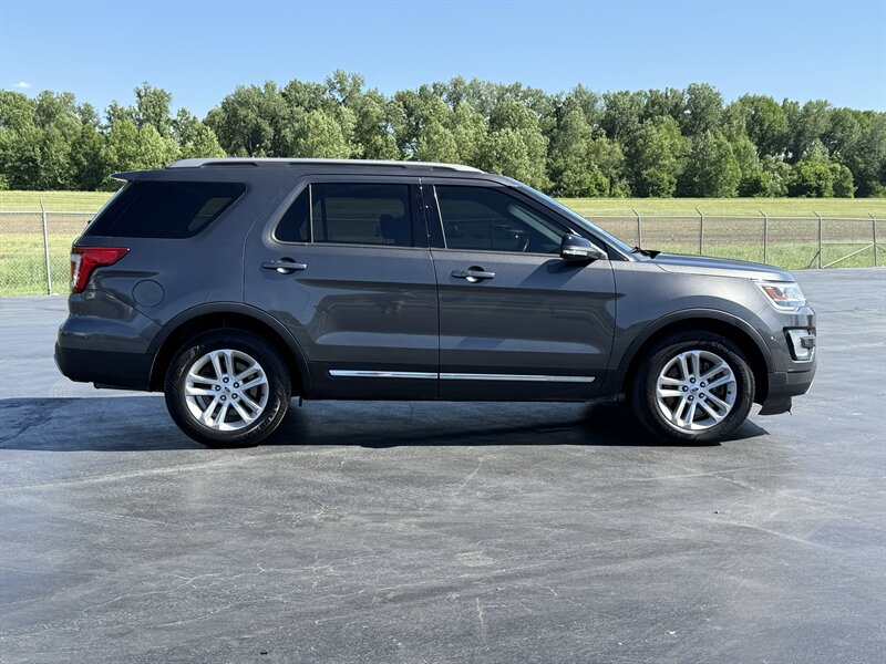 2017 Ford Explorer XLT - Photo 5 - Cahokia, IL 62206