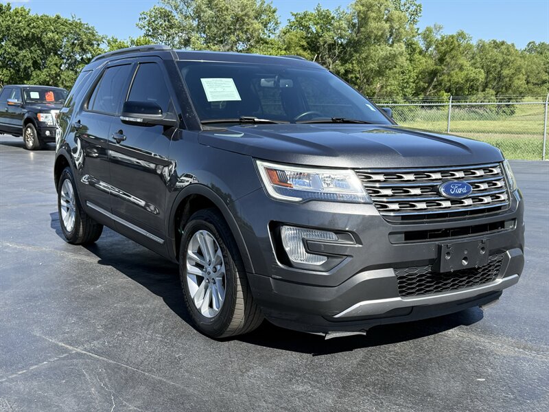 2017 Ford Explorer XLT - Photo 4 - Cahokia, IL 62206