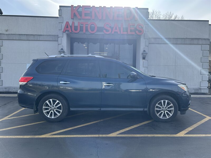 2013 Nissan Pathfinder SV's photo