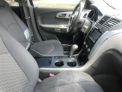 2010 Chevrolet Traverse LS   - Photo 5 - Belleville, IL 62226