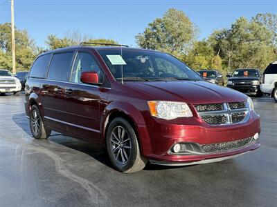 2017 Dodge Grand Caravan SXT   - Photo 2 - Cahokia, IL 62206