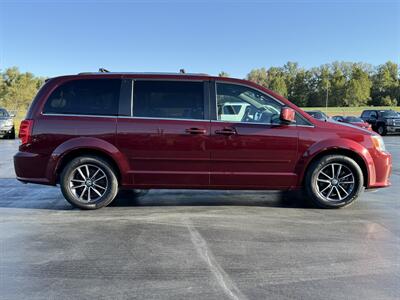 2017 Dodge Grand Caravan SXT   - Photo 4 - Cahokia, IL 62206