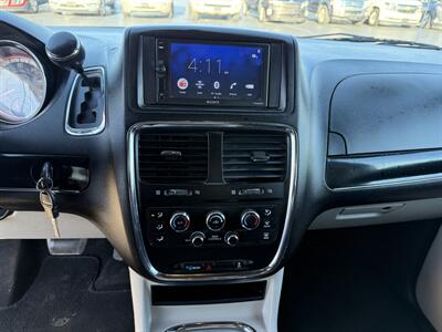 2017 Dodge Grand Caravan SXT   - Photo 12 - Cahokia, IL 62206