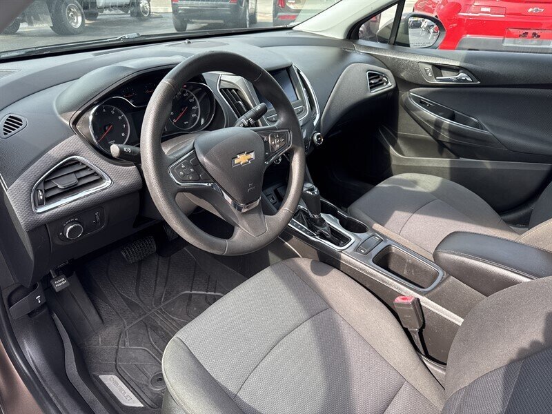 2019 Chevrolet Cruze LS - Photo 17 - Millstadt, IL 62260